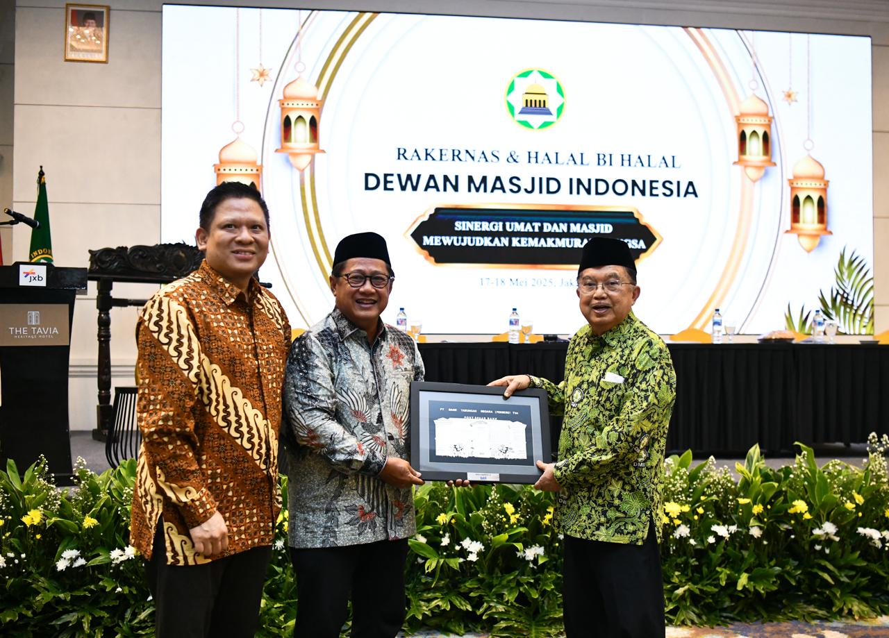 Ketua DMI Jusuf Kalla (kanan) bersama pengurus BTN usai teken kerja sama inklusi keuangan. FOTO - ISTIMEWA Gandeng DMI, BTN Dukung Inklusi Keuangan via Solusi Digital