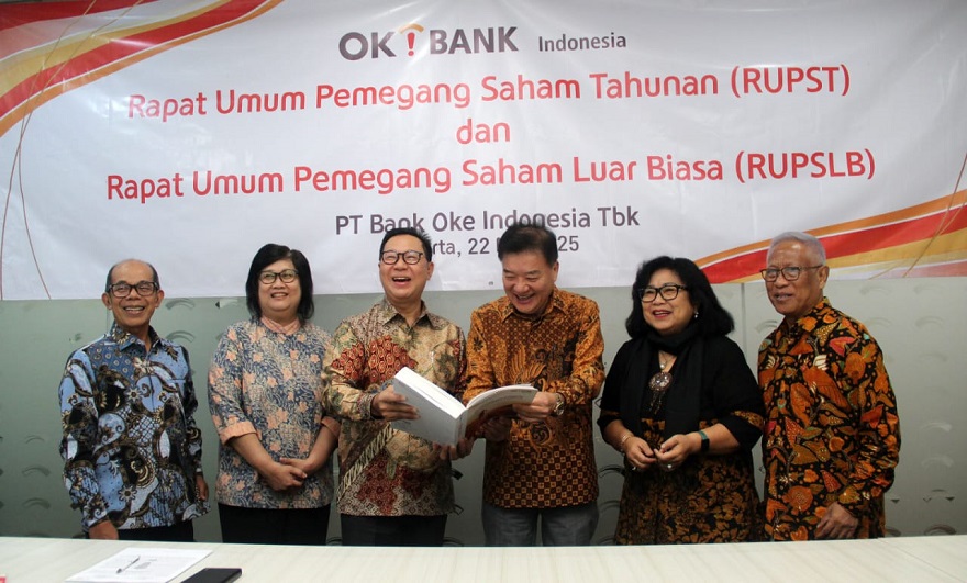 Manajemen Oke Bank (DNAR) ketika mencatatkan sahamnya di BEI. OK Bank (DNAR) Raih Laba Rp49,99M, Lampaui Target 2024