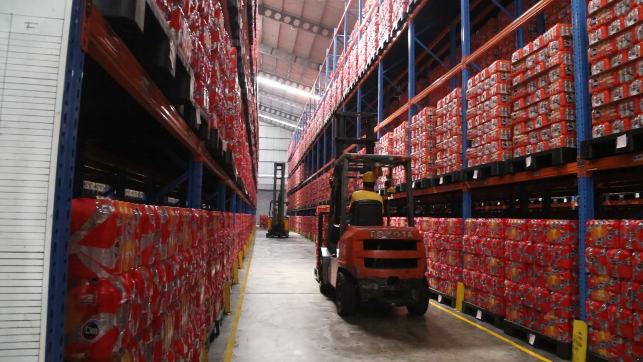 Gudang penyimpana air minum keemasan milik CLEO CLEO Milik Hermanto Tanoko Bangun 3 Pabrik Air Minum Rp500M