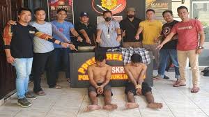 Aparat Polres Lubuklinggau menunjukkan dua tersangka curanmor, pada Kamis (22/5/2025). Dok. Tribunnews. Di Sumsel, Dalam 2 Detik Pelaku Curanmor Bobol Kunci Motor