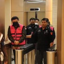 Kejaksaan Agung menetapkan tiga tersangka kasus korupsi pemberian kredit kepada PT Sri Rejeki Isman Tbk (Sritex). Dok. Detiknews. Selain Bos Sritex, Kejagung Juga Tetapkan Tersangka 2 Pejabat Bank