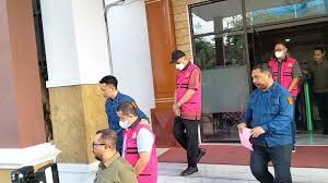 Petugas menggiring tersangka kasus korupsi proyek Pusat Data Nasional Sementara (PDNS) Kementerian Komunikasi dan Informatika (Kominfo). Dok. Tribunnews. Kasus Korupsi PDNS Kominfo, Kejaksaan Tetapkan Lima Tersangka
