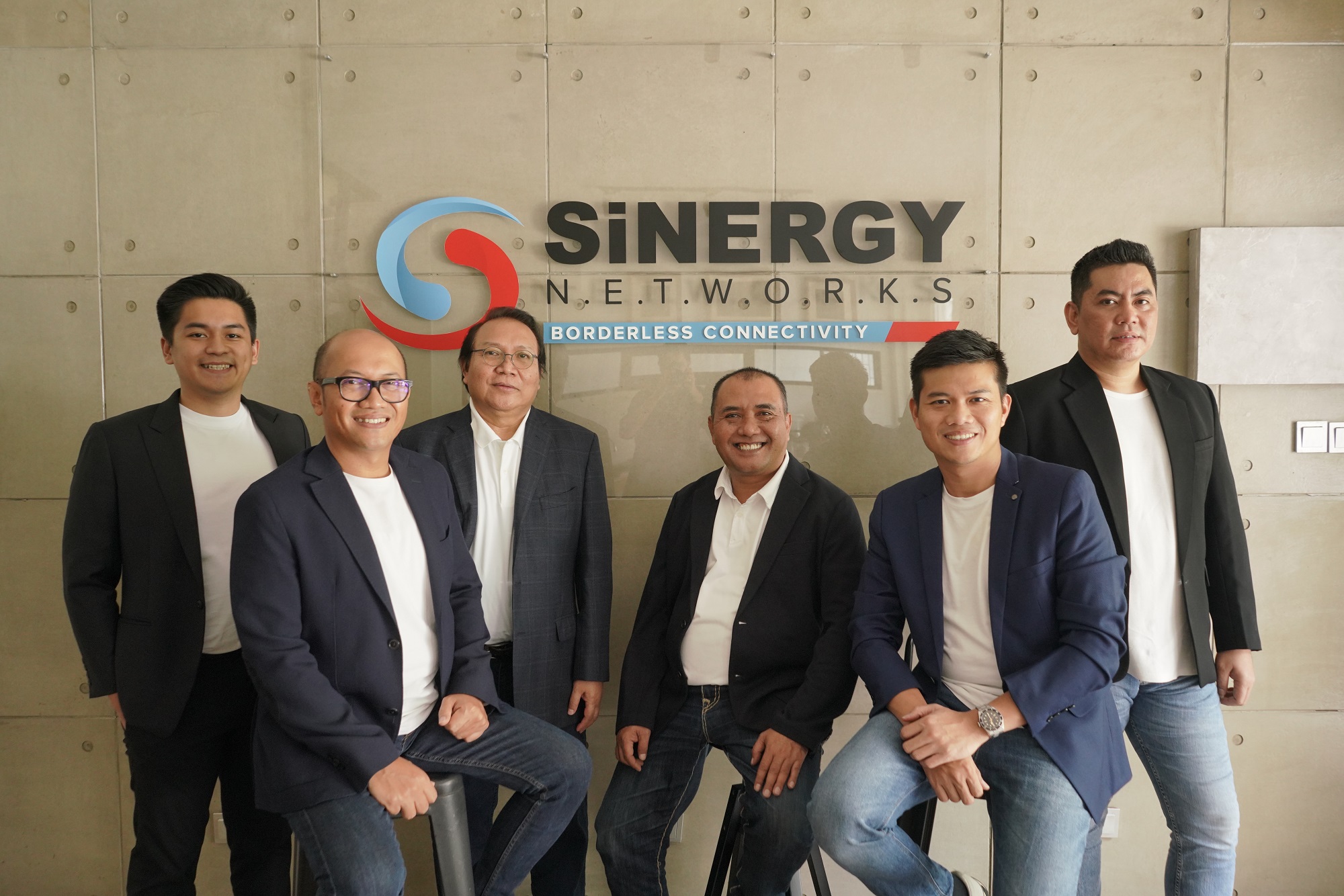 Dua dari kiri ?Setyanto Hantoro duduk bersama jajaran Direksi dan Komisaris PT Sinergi Inti Andalan Prima Tbk (INET). DOK/INET Setyanto Hantoro Pamit dari Komisaris Utama INET ke Danantara