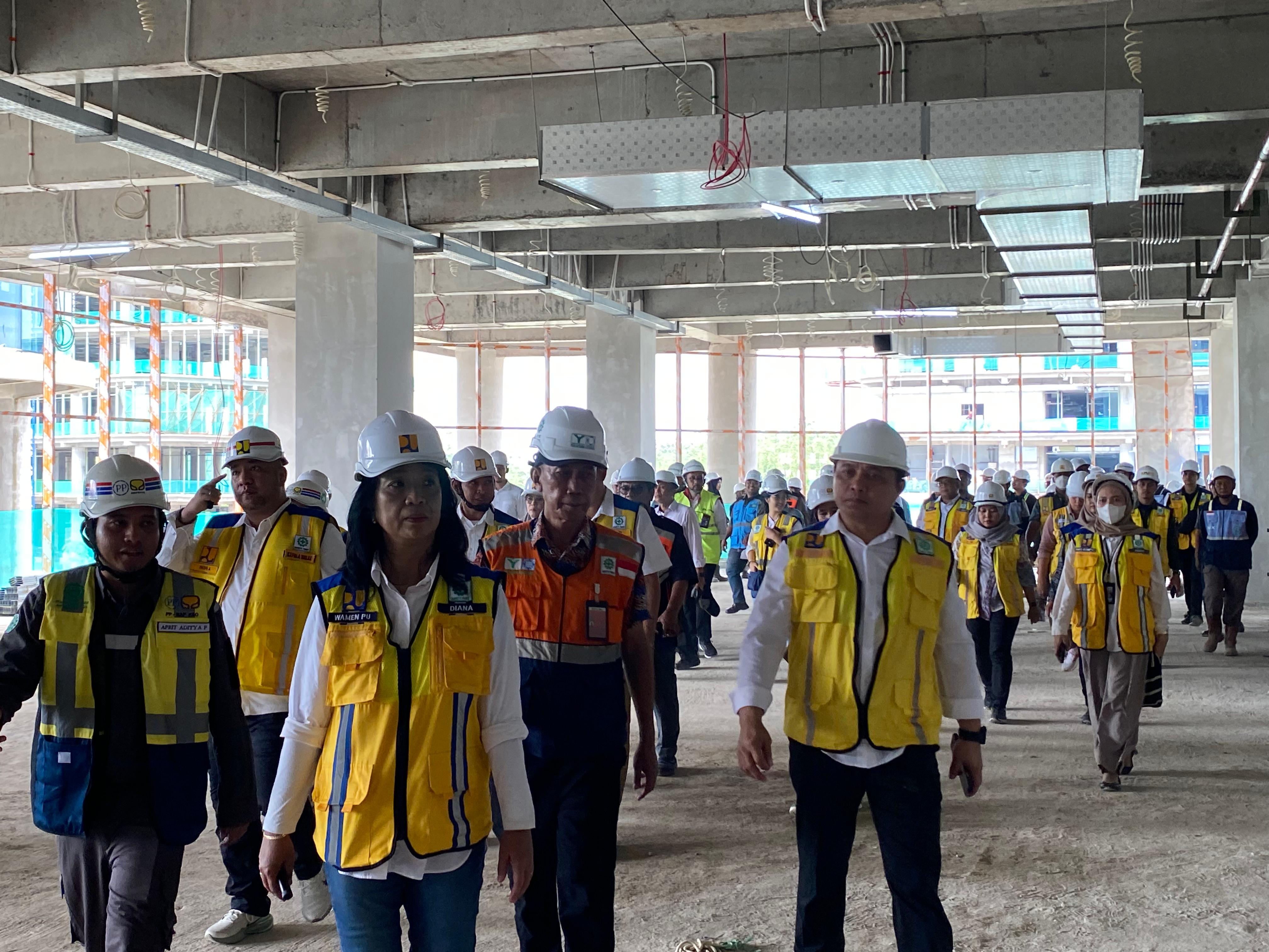 Wakil Menteri Pekerjaan Umum (PU) Diana Kusumastuti melakukan peninjauan ke proyek Gedung Wing 2 Kementerian PUPR di IKN. DOK/PTPP PTPP Percepat Pembangunan Gedung Wing 2 Kementerian PUPR di IKN