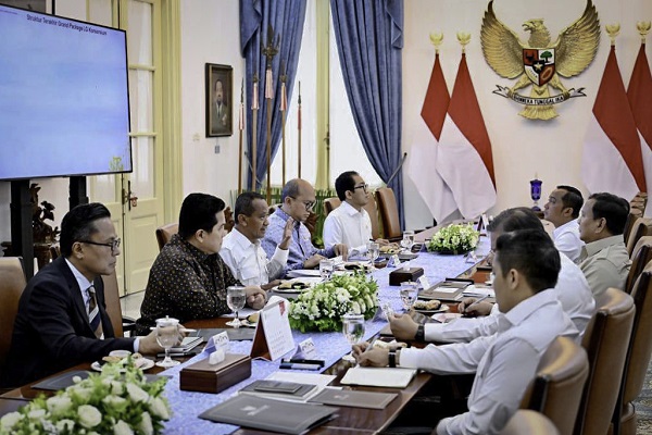 Presiden Prabowo Subianto Kamis, 22 Mei 2025 menggelar rapat terbatas membahas kelanjutan proyek hilirisasi baterai kendaraan listrik di Istana Kepresidenan, Jakarta. (Foto BPMI Setpres) Presiden Setuju Huayou Gantikan LG di Proyek Hilirisasi Baterai
