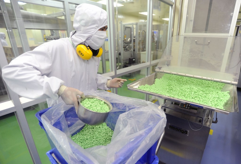 Salah satu pekerja tengah memproduksi obat di Pabrik milik PT Enseval Putera Megatrading Tbk. (EPMT) Telisik! Jadwal Dividen EPMT Rp179 per Saham, Yield 7,16 Persen