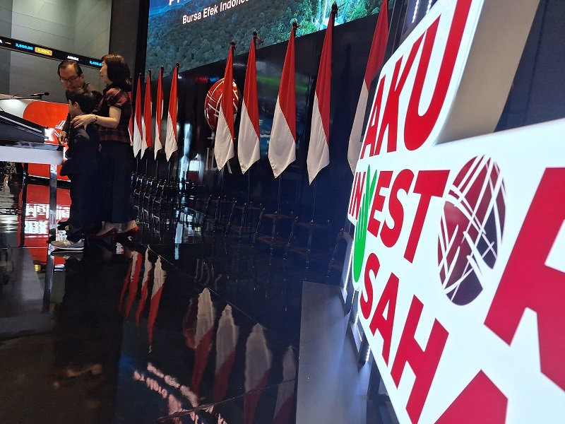 Lantai perdagangan saham di BEI. Seharian Hijau, IHSG Ditutup Naik 0,66 Persen ke Level 7.214