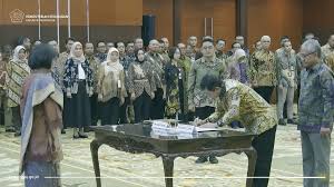 Menteri Keuangan Sri Mulyani Indrawati melantik Djoko Budi Utama sebagai Dirjen Bea Cukai, Jumat (23/5/2025). Dok. DDtCNews. Djaka Budi Utama, Dirjen Bea Cukai Kemenkeu Ketiga Berlatar Militer
