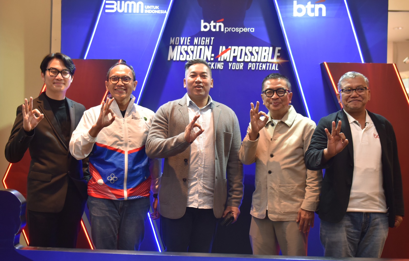 Direktur Network & Retail Funding PT Bank Tabungan Negara (Persero) Tbk, Rully Setiawan (tengah) bersama (dari kiri ke kanan) Department Head Emerging Affluent Solutions BTN, Mario Sabato, Division Head Retail Funding Division BTN, Frengky Rosadrian, Prospera Business Trip Partner Helmy Yahya, dan Kepala Kantor Wilayah Jakarta 2 BTN, Surasta berpose usai menghadiri BTN Prospera Movie Night di Jakarta, Jumat (23/5).(Foto: Endang Muchtar) Gelar Program Egagement, Nasabah BTN Prospera Melesat