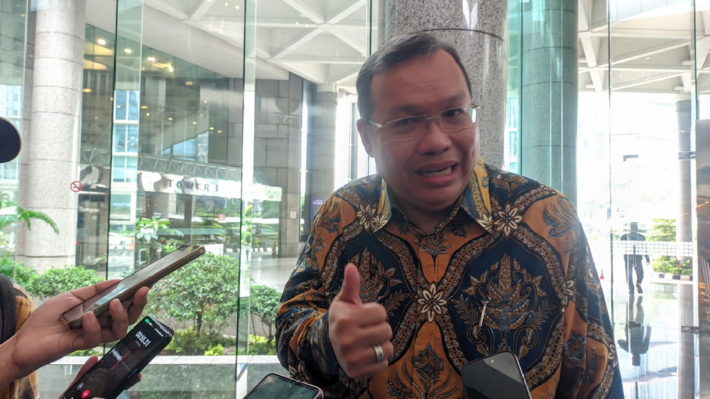 Direktur Utama BEI saat diwawancarai di halaman gedung IDX Stock Exchange. Bos BEI Ungkap Kaji Buka Sesi 3 Perdagangan Saham