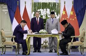 Presiden Prabowo Subianto dan Perdana Menteri Republik Rakyat Tiongkok (RRT) Li Qiang (kiri) menyaksikan penandatanganan 12 nota kesepahaman (MoU) strategis di Istana Merdeka, Jakarta, pada Minggu (25/5/2025). Dok. BPMI Setpres RI. Presiden Prabowo-PM Li Qiang Saksikan Penandatanganan 12 MoU