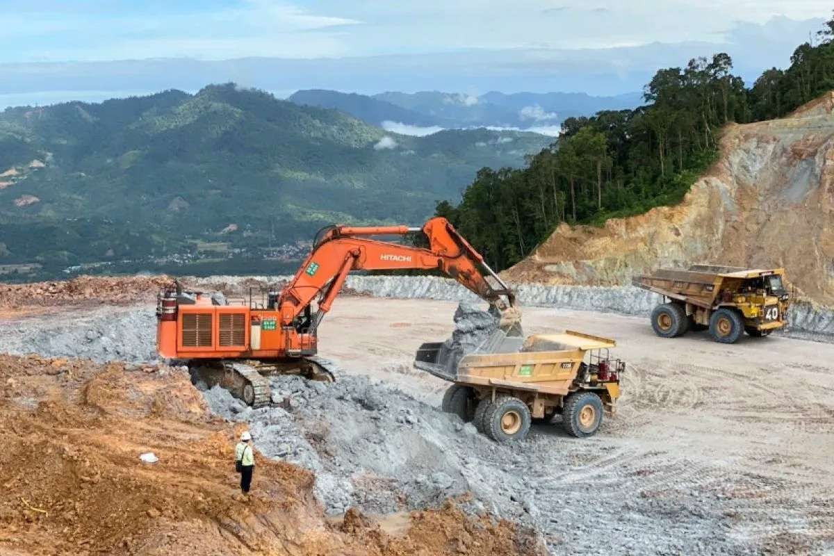 Alat berat tengah beraksi di area pertambangan emas perseroan. FOTO - ISTIMEWA Respons Akuisisi DOID, Ini Sikap Tak Terduga PSAB