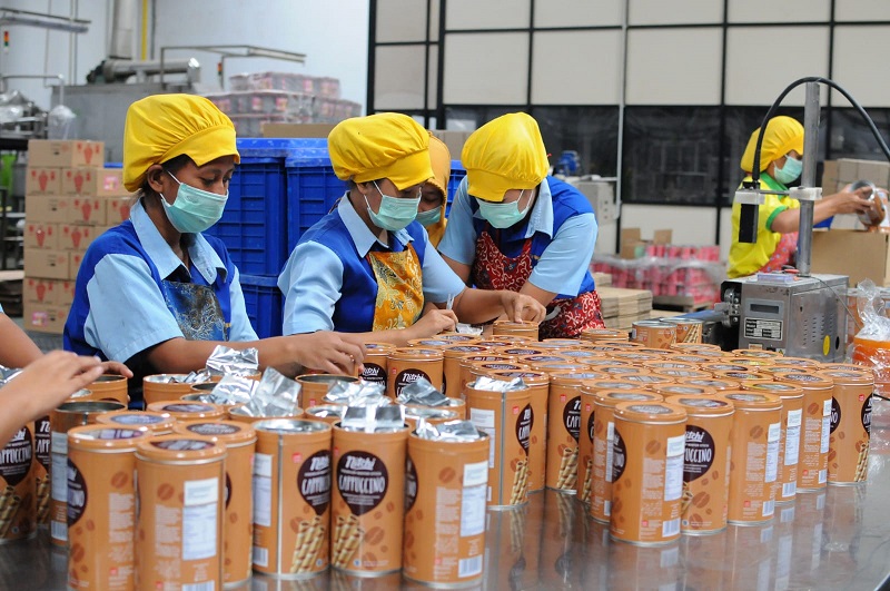 Sejumlah karyawan memeriksa kemasan produksi perseroan. FOTO - ISTIMEWA Profit Taking, Lidya Anwar Divestasi Seluruh Saham Jaya Swarasa (TAYS)
