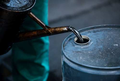Kementerian ESDM menetapkan rata-rata harga minyak mentah Indonesia (Indonesian Crude Price/ICP) bulan April 2025 pada level USD65,29 per barel. Dampak Perang Tarif, ICP April Turun ke Level USD65,29 per Barel