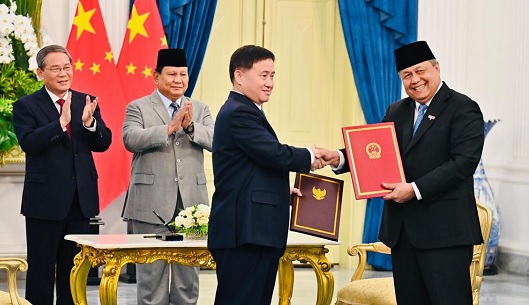 Disaksikan langsung oleh Presiden Prabowo Subianto dan Perdana Menteri Republik Rakyat Tiongkok, Li Qiang, Gubernur Bank Indonesia (BI), Perry Warjiyo dan Gubernur People's Bank of China (PBOC), Pan Gongsheng, menandatangani penguatan Nota Kesepahaman/ Memorandum of Understanding (MoU) untuk mendorong penggunaan mata uang lokal dalam transaksi bilateral. Indonesia - China Dorong Transaksi dengan Mata Uang Lokal