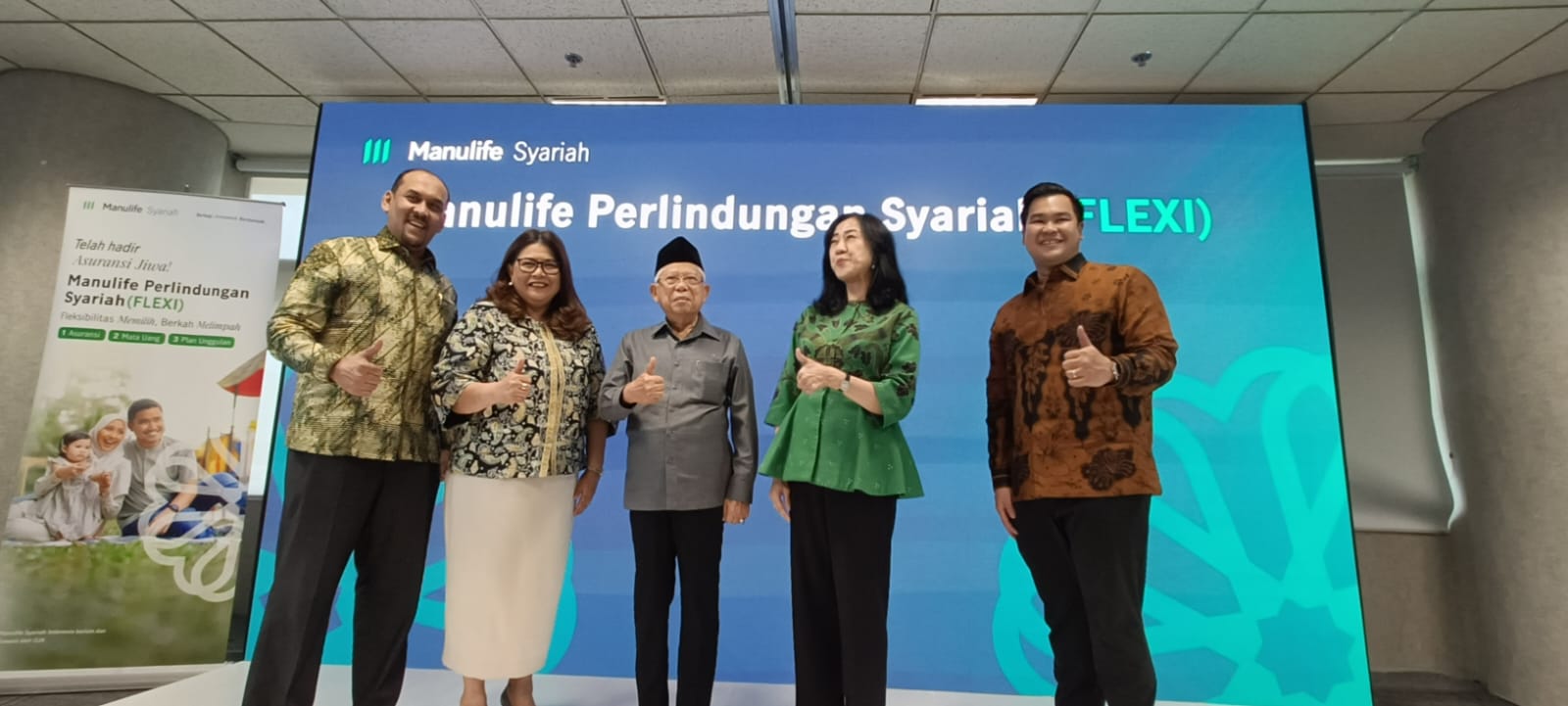 Fauzi Arfan, Presiden Direktur Manulife Syariah Indonesia, Novita Rumngangun, Wakil Presiden Direktur & Deputy CEO Manulife Indonesia, KH Ma’ruf Amin, Ketua Dewan Syariah Manulife Syariah Indonesia, Lauren Sulistiawati, Presiden Direktur Manulife Indonesia dan William Satriadi Soetrisno, GM Agency Manulife Indonesia. Manulife Syariah luncurkan Perlindungan FLEXI