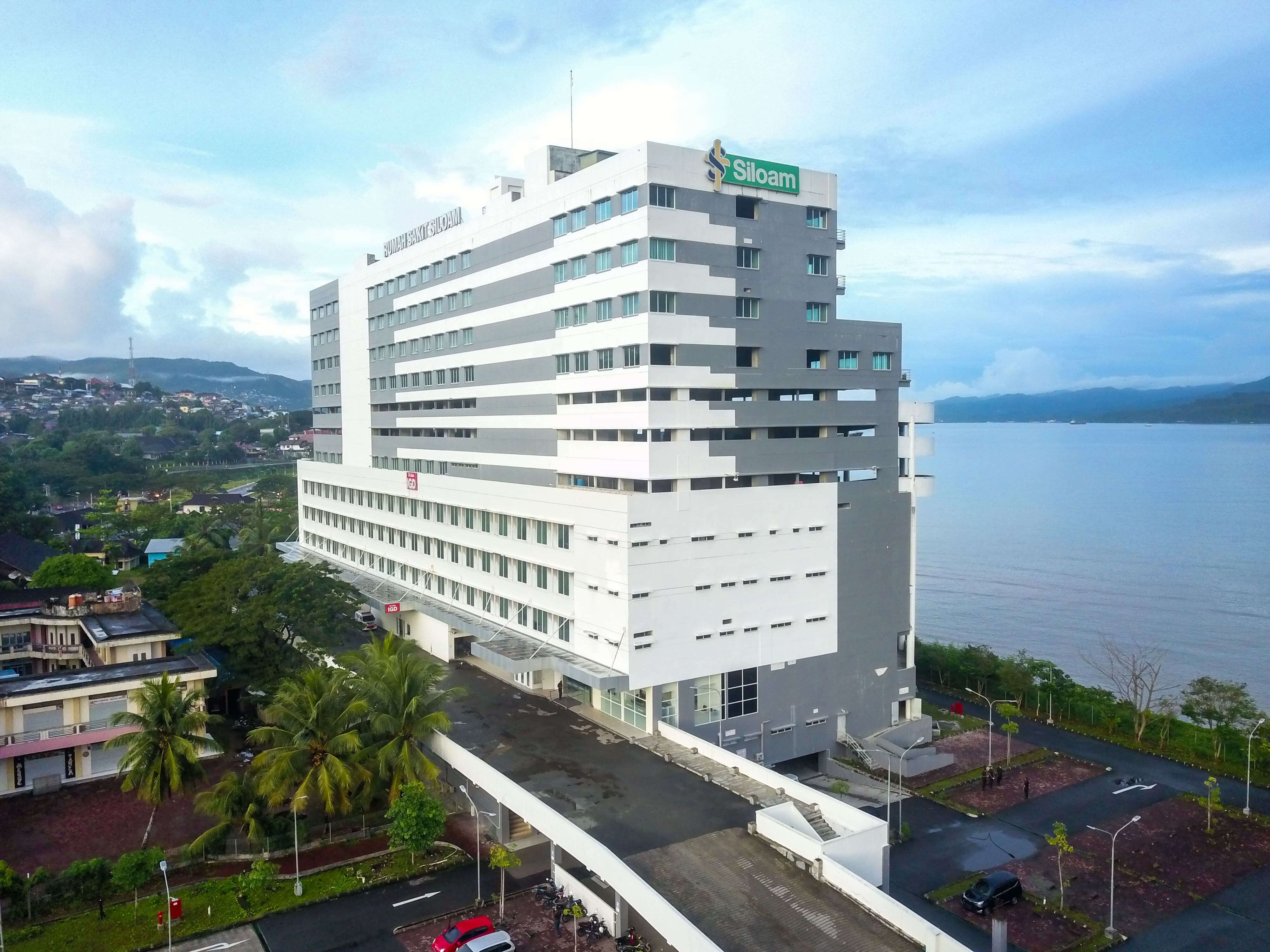 Gedung Rumah Sakit Siloam Hospitals berada di tepian pantai. FOTO - ISTIMEWA Melejit 913 Persen, SILO Kuartal I-2025 Raup Laba Rp255,8 Miliar