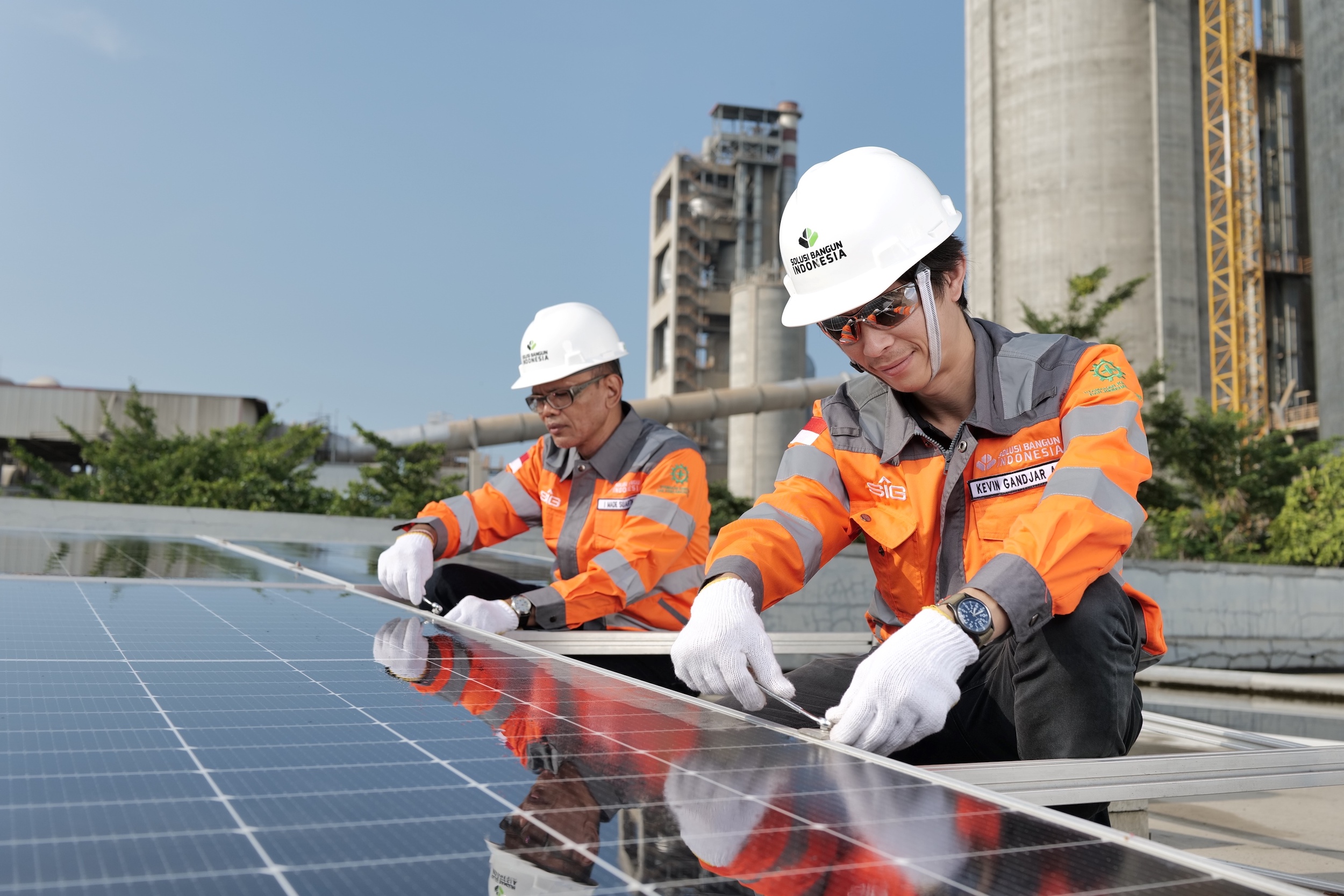 ENERGI HIJAU - Petugas mengecek panel surya yang telah terpasang di atap gedung utama kantor SBI Pabrik Tuban, Jawa Timur. FOTO - ISTIMEWA Pelototi, Berikut Jadwal Dividen SIG (SMGR) Rp96,21 per Lembar