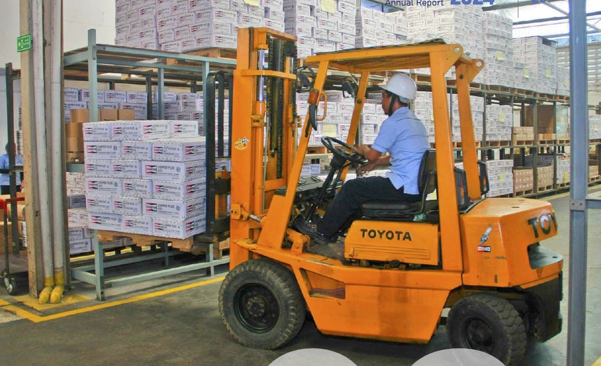 Petugas tengah menata suku cadang kendaraan bermotor di kantor Multi Prima. FOTO - ISTIMEWA Cair 24 Juni, Lippo Group (LPIN) Salurkan Dividen Rp45 per Lembar
