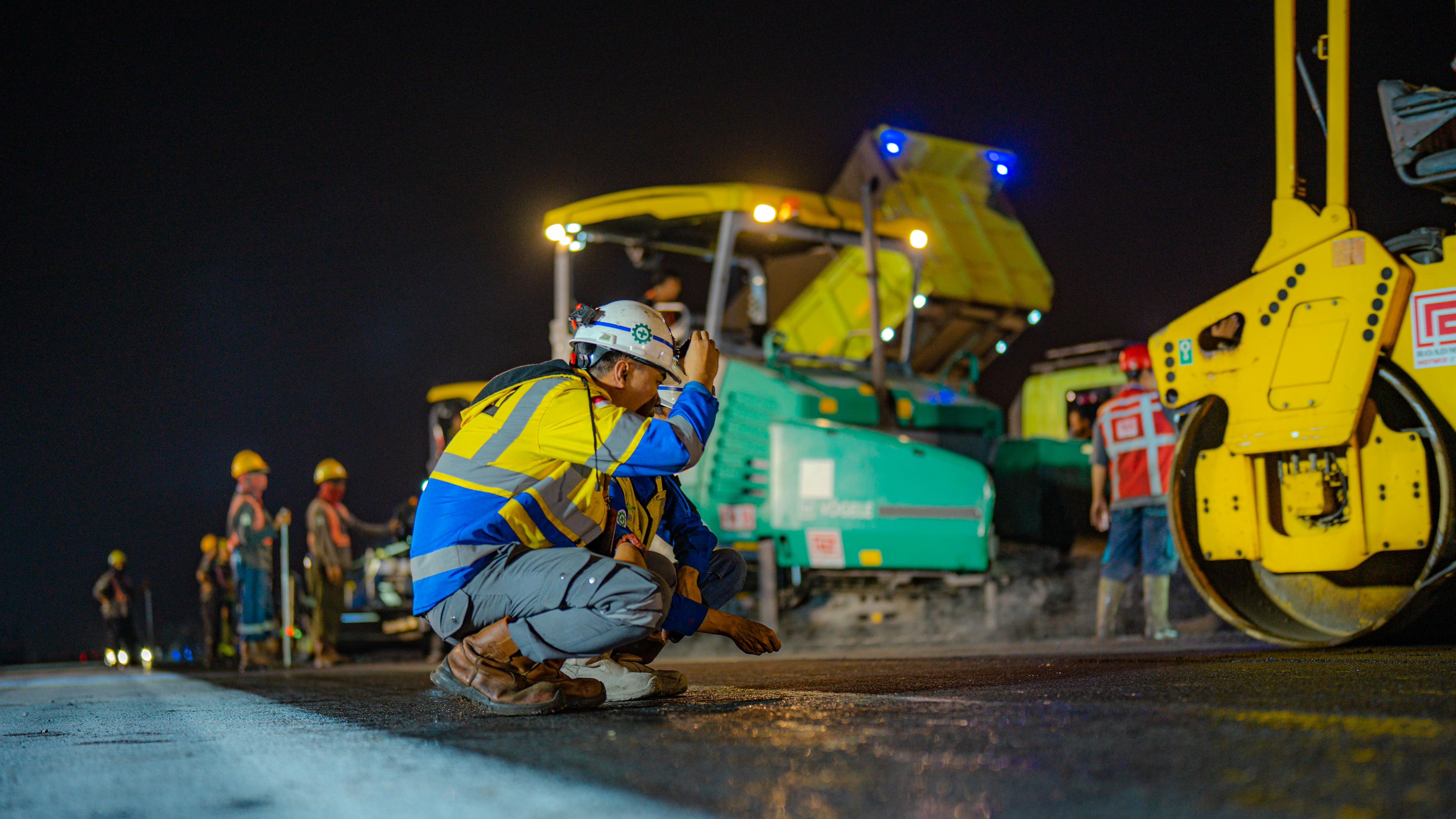 PTPP Menerapkan Inovasi Pengaspalan Kualitas Tinggi Dalam Proyek Overlay Runway Selatan Bandara Soekarno-Hatta. Dok/PTPP PTPP Terapkan Inovasi Pengaspalan Kualitas Tinggi di Proyek Runway