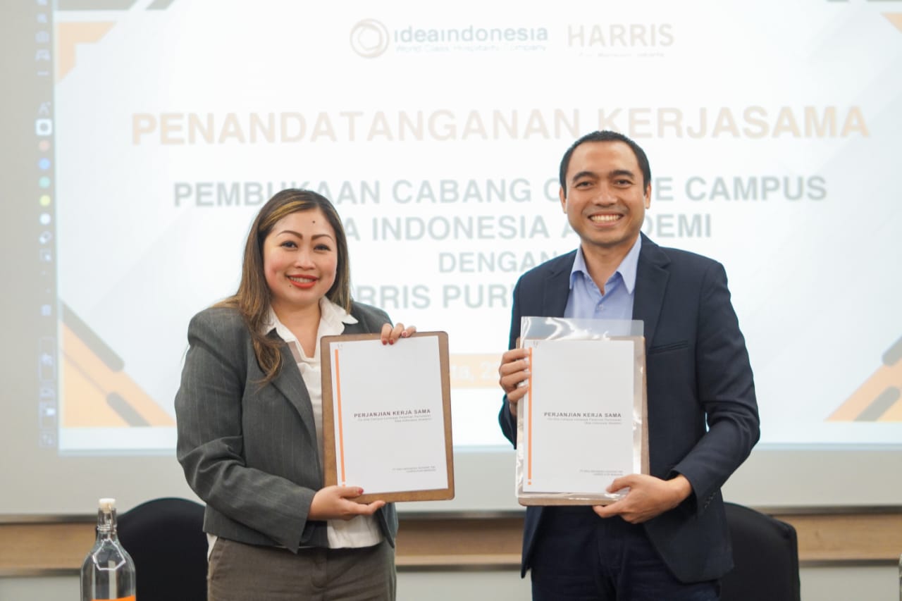 Kiri-Kanan: Eva Rusdiana General Manager Harris Puri Mansion dan Eko Desriyanto Presiden Director PT Idea Indonesia Tbk. Dok/Istimewa Genjot Ekspansi Cabang! IDEA Gandeng Harris Suites Puri Mansion