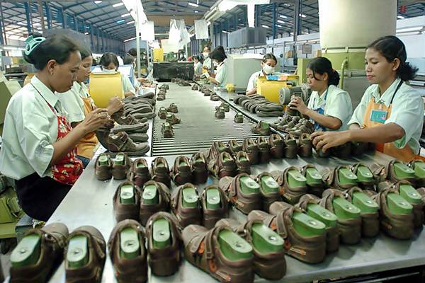 Menurut Rizky Aditya Wijaya kontraksi yang dialami oleh industri kulit, barang dari kulit dan alas kaki disebabkan kenaikan harga yang terjadi sejak Maret 2025 Kenaikan Harga Bikin Seret Industri Kulit dan Alas Kaki