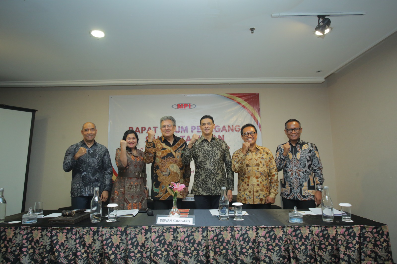 Kiri-Kanan: Ahmad bin Abu Bakar Presiden Direktur, Sarah Azreen binti Abdul Samat Komisaris Independen, Joefly Joesoef Bahroeny Presiden Komisaris merangkap Komisaris Independen, Zulkifli bin Jafar Komisaris, Imam Fathorrahman – Komisaris Independen, Mohamad Fazly bin Hassan Direktur. DOK/ISTIMEWA Tiga Lini Bisnis Topang Pertumbuhan Kinerja SDPC di Tahun 2024