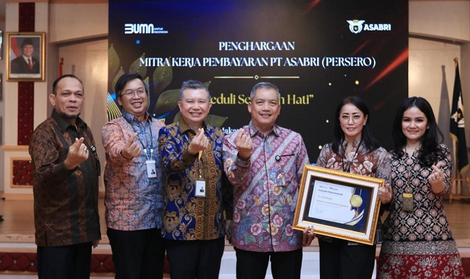 Wakil Direktur Utama KB Bank, Robby Mondong, didampingi Retail Product Division Head, Zico Hernawan, Non-Branch Channel Department Head, Santi Widya Sartika H. ketika menerima penghargaan “Excellence in Administration and Reporting” dari PT ASABRI (Persaero) KB Bank Raih “Excellence in Administration and Reporting” dari ASABRI