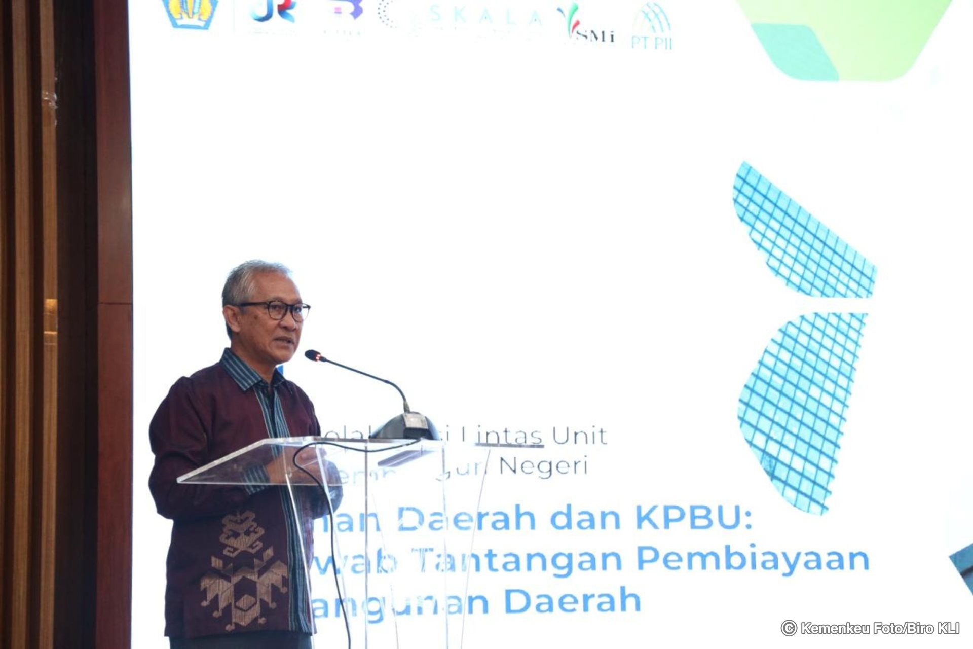 Direktur Jenderal (Dirjen) Perimbangan Keuangan (PK) Askolani ketika membuka pelaksanaan Program SINERGI Tahap I Bagian Kedua secara hybrid di Aula Nagara Dana Rakca, Gedung Radius Prawiro, Kementerian Keuangan, Selasa (27/5). Percepat Penyediaan Infrastruktur di Daerah, Program SINERGI Dilanjut