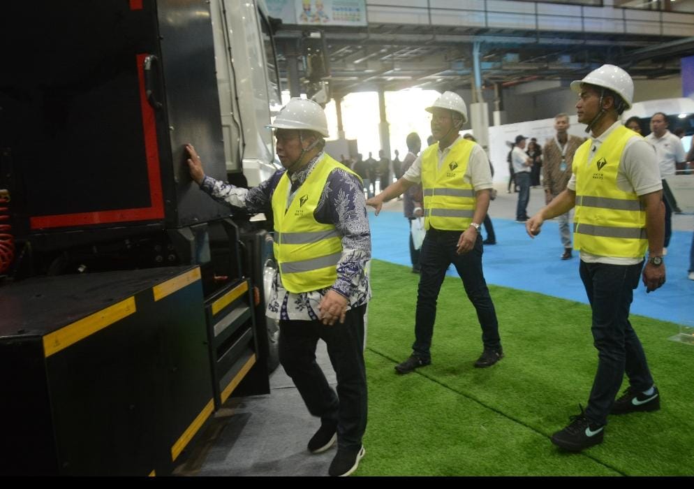 Dari kiri ke kanan: Direktur Utama PT VKTR Sakti Industries (VKTS) A. Amri Aswono Putro, Sekretaris Direktorat Jenderal Perhubungan Darat Kementerian Perhubungan Ahmad Yani, dan Komisaris Utama PT VKTR Teknologi Mobilitas Tbk. (VKTR) Anindya N. Bakrie berbincang usai Soft Launching Fasilitas Kendaraan Listrik Komersial Berbasis CKD Pertama di Indonesia oleh VKTR, di Magelang, Kamis (29/5/2025). VKTR Milik Grup Bakrie Ungkap Aksi Baru Anak Usaha