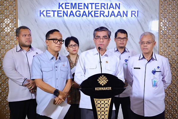 Menteri Ketenagakerjaan, Yassierli, didampingi Wamenaker Immanuel Ebenezer dalam konferensi pers yang diselenggarakan di Gedung Kemnaker (Foto: Dok Kemnaker) Menaker Terbitkan SE, Larang Diskriminasi dalam Rekrutmen Tenaga Kerja