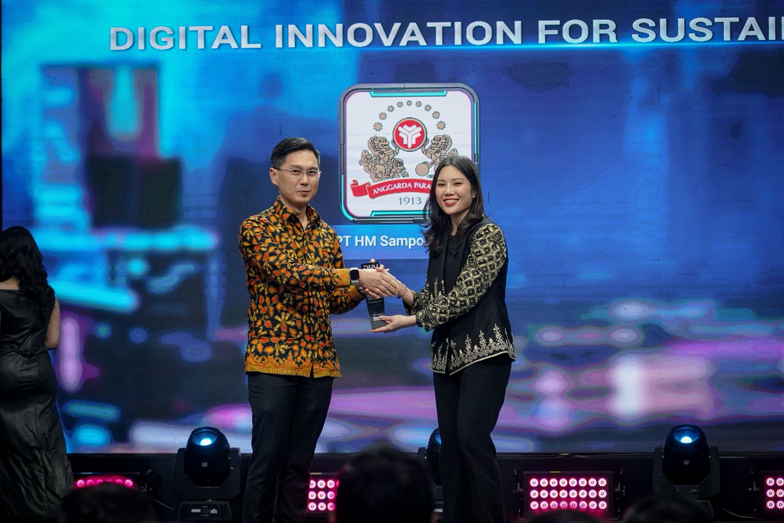 CEO iNews Media Group, Angela Tanoesoedibjo menyerahkan penghargaan kepada salah satu pemenang Digital Innovation Awards (DIA) 2025, di MNC Conference Hall iNews Tower Jakarta, pada Rabu (28/5/2025). Dok. Ist. DIA 2025 Sukses Digelar: Apresiasi Inovasi Digital di Berbagai Sektor