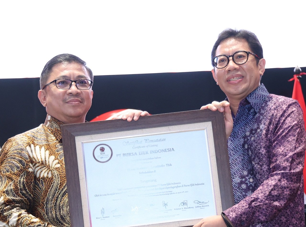 Pengurus Multi Makmur menerima sertifikat IPO dari Bursa Efek Indonesia. FOTO - ISTIMEWA Komisaris PIPA Lego 575 Juta Lembar, Ini Tujuannya