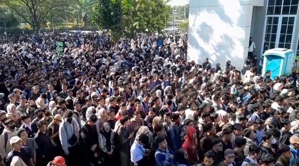 Kementerian Ketenagakerjaan angkat bicara terkait kericuhan dalam kegiatan bursa kerja (job fair) yang diselenggarakan di President University, Bekasi Bursa Tenaga Kerja di Bekasi Ricuh, ini Respon Kemnaker