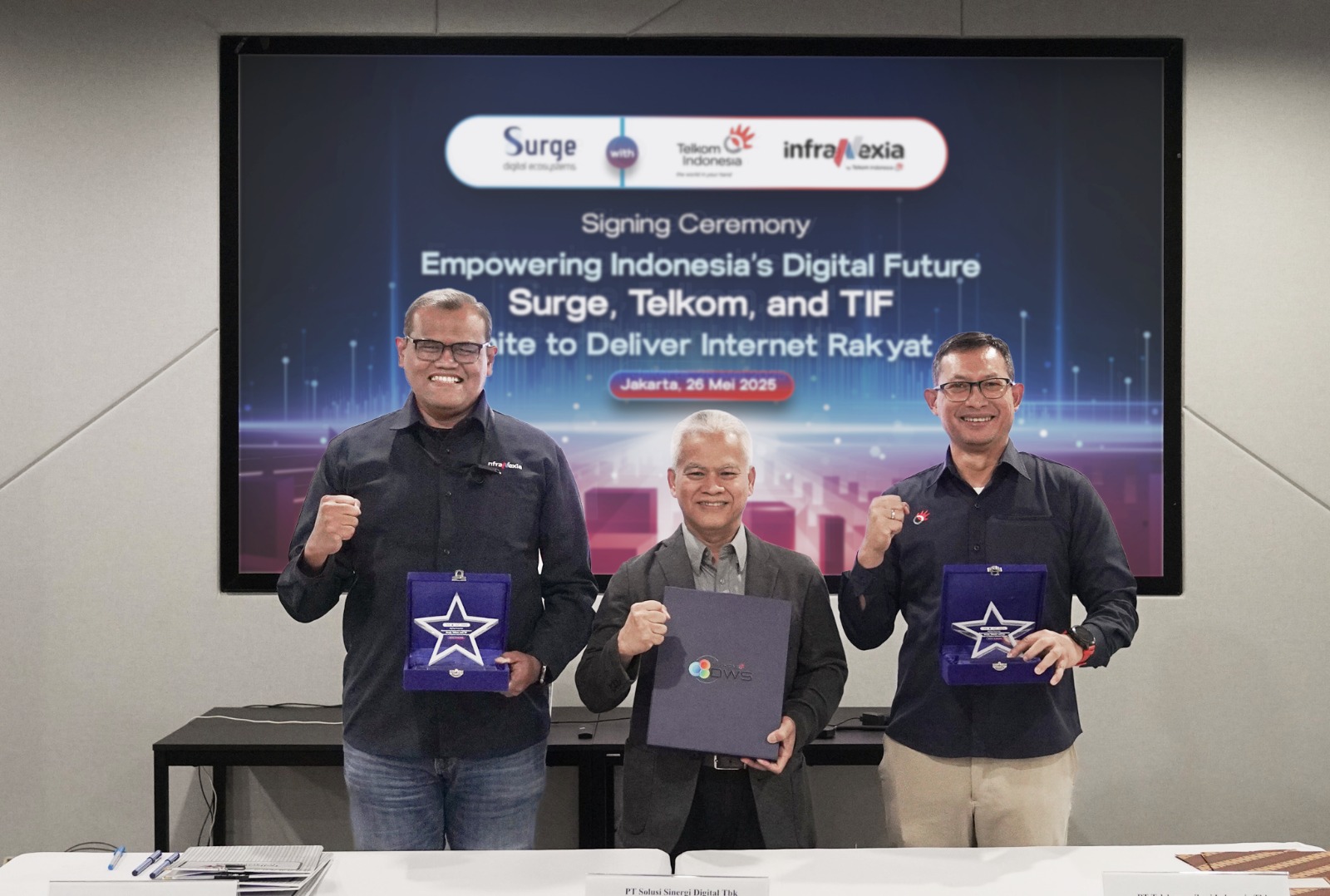 Kiri–Kanan, Direktur Planning & Operations PT Telkom Infrastruktur Indonesia (TIF) Suharyoto, Moh Mustaghfirin ( Direktur Network Surge), dan Perwakilan PT Telkom Indonesia (Persero) Tbk Muhammad Rofik. DOK/Surge Surge, Telkom dan TIF Teken MoU Infrastruktur dan Internet Rakyat