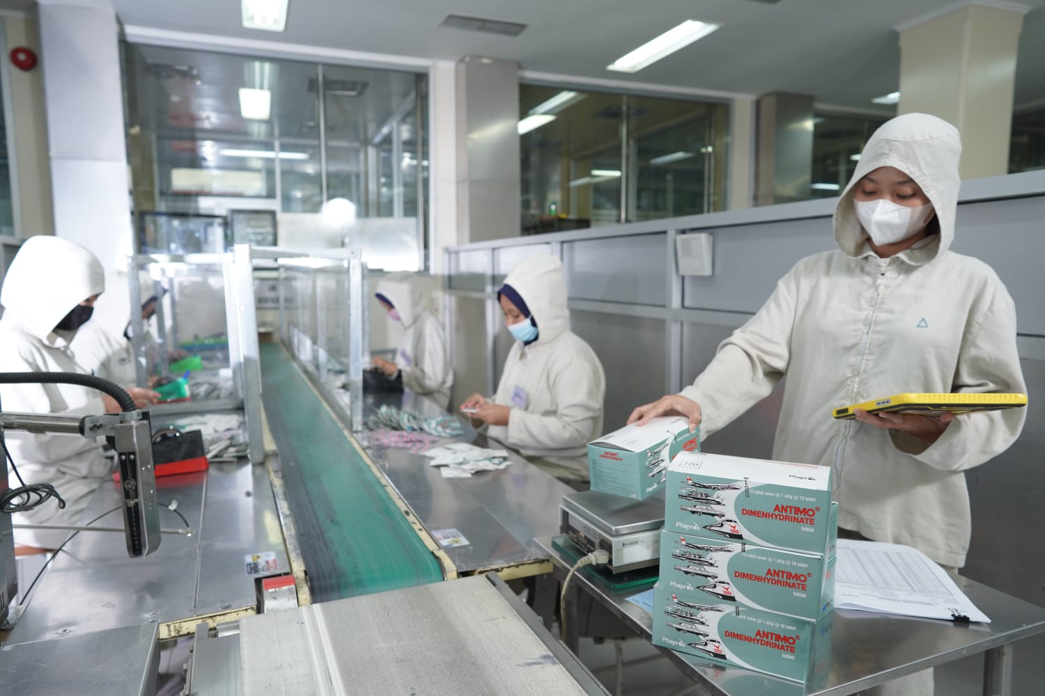 Sejumlah karyawan melakukan pengemasan tahap akhir obat antimo. FOTO - ISTIMEWA Terpangkas 80,5 Persen, Rugi PEHA Kuartal I-2025 Sisa Rp5,74 Miliar