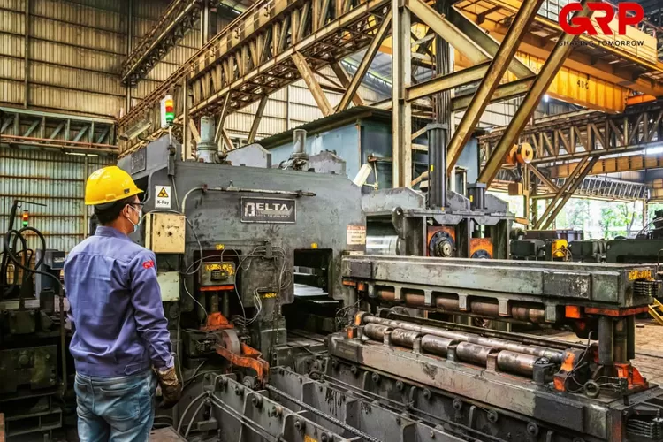 Petugas tengah memeriksa mesin perseroan. FOTO - ISTIMEWA Drop 137 Persen, Laba GGRP Kuartal I-2025 Sisa USD5,05 Juta