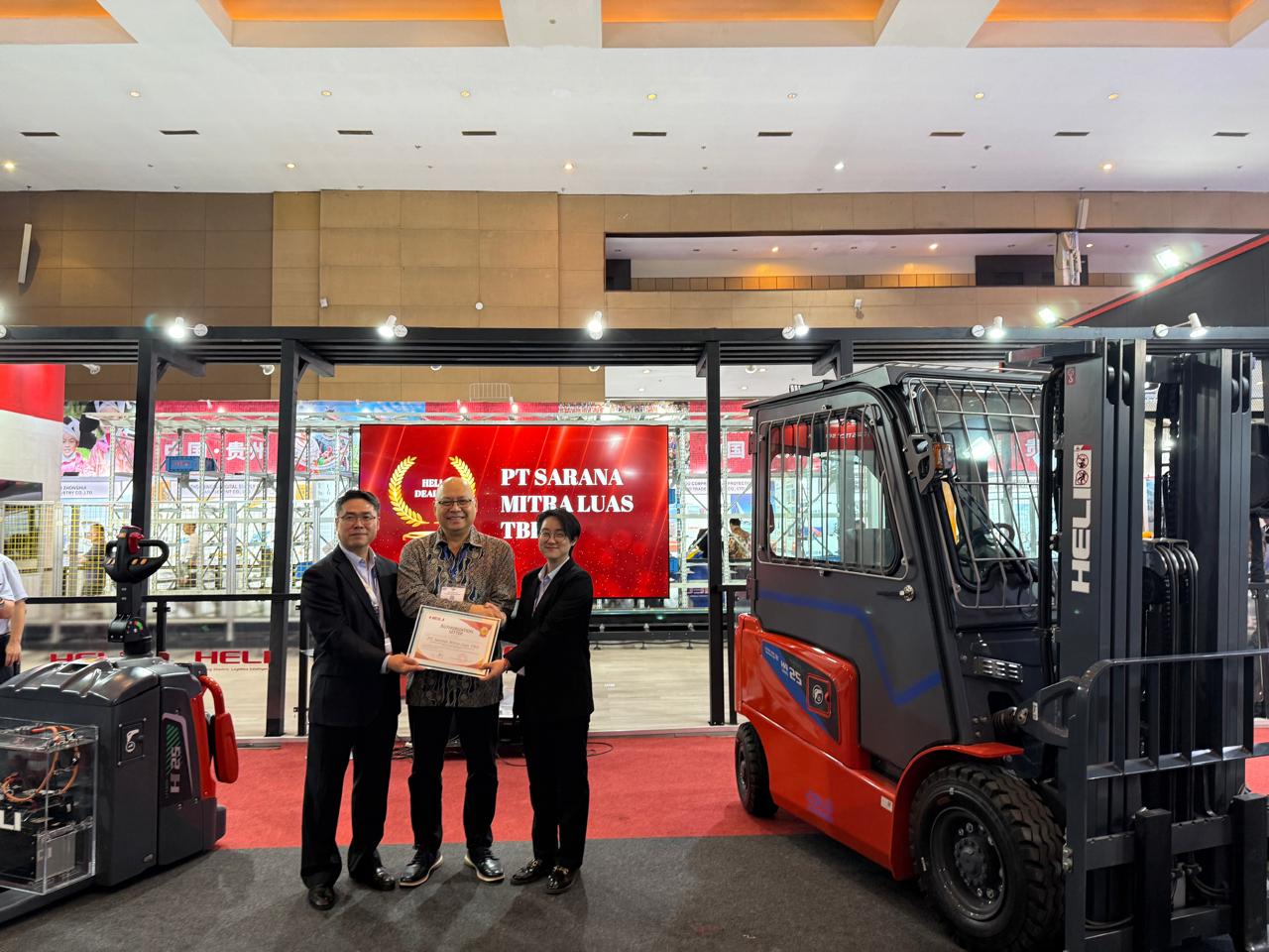 Kiri-Kanan: Mr Li - General Manager of Heli Southeast Asia Co., Ltd, Hadi Suhermin Direktur Utama PT Sarana Mitra Luas Tbk (SMIL) dan Ms Nicole - Vice General Manager of Heli Southeast Asia Co., Ltd. DOK/SMIL Ekspansi! SMIL Bakal Datangkan 1000 Unit Forklift Elektrik Baru