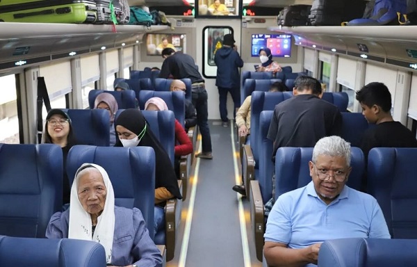 PT KAI mencatat sebanyak 459.081 orang lanjut usia (lansia) terdaftar mendapatkan reduksi 20% biaya naik kereta api sejak pertama kali diskon diberlakukan 2022 459.081 Lansia Nikmati Diskon 20 Persen Tarif Kereta Api Hingga 2025