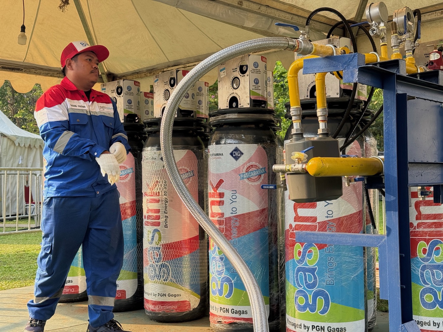 Petugas bersiap memeriksa tabung gas untuk kalangan rumah tangga. FOTO - ISTIMEWA Cair 2 Juli, PGN (PGAS) Bagi Dividen Rp182,08 per Lembar