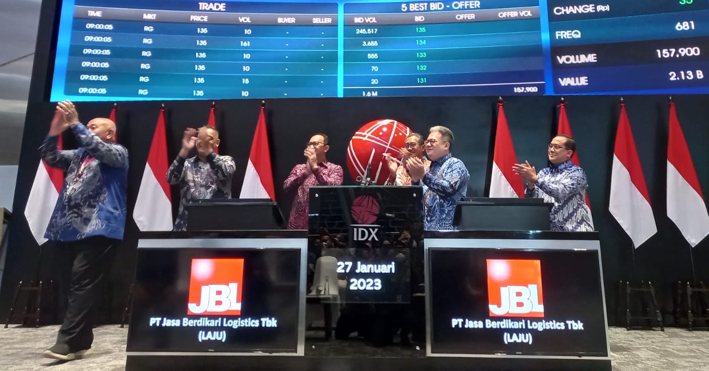 Pengurus Jasa Berdikari Logistics kala mengikuti seremoni pencatatan perdana saham perseroan di Main Hall Bursa Efek Indonesia. FOTO - ISTIMEWA JBL (LAJU) Distribusikan Dividen Terminimalis, Cek Jadwalnya