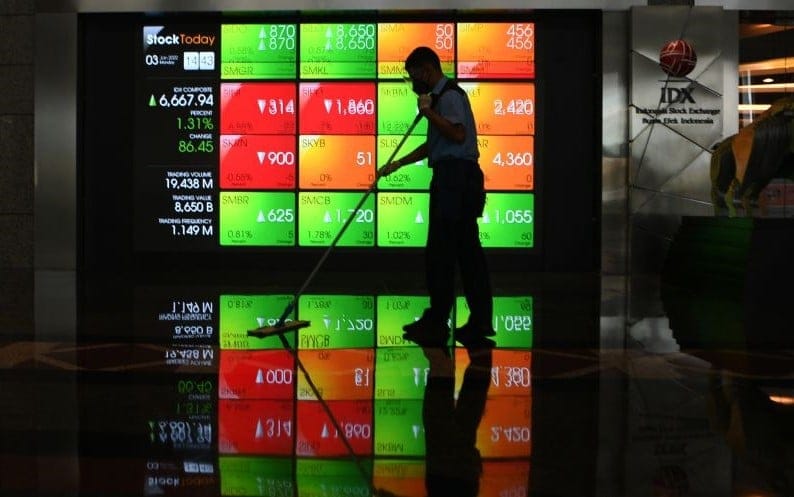 Petugas kebersihan menyisir teras depan area Bursa Efek Indonesia. FOTO - ISTIMEWA Lanjutkan Koreksi, IHSG Uji Level Psikologis 7.000