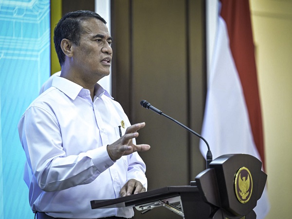 Menteri Pertanian (Mentan) Andi Amran Sulaiman menyampaikan keterangan persnya usai mengikuti rapat terbatas bersama Presiden Prabowo Subianto di Istana Merdeka, Jakarta, pada Senin, 2 Juni 2025. (Foto: BPMI Setpres) Swasembada Ngebut, Mentan Optimis Tahun ini Tak Ada Impor Beras