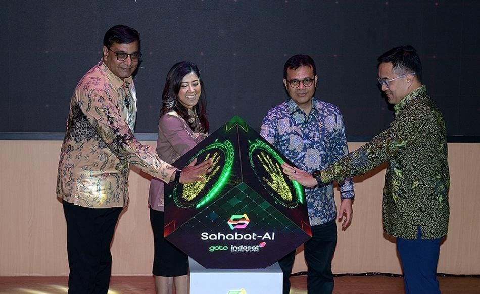 (Dari kiri) President Director & CEO Indosat Vikram Sinha, Menteri Komunikasi dan Digital Meutya Hafid, Wakil Menteri Komunikasi dan Digital Nezar Patria dan CEO GoTo Group Patrick Walujo meluncurkan Sahabat-AI 70 Miliar Parameter dengan Layanan Chat Multibahasa di Jakarta, Senin (2/6/2025). Indosat & GoTo Luncurkan AI Lokal dengan Model 70 Miliar Parameter