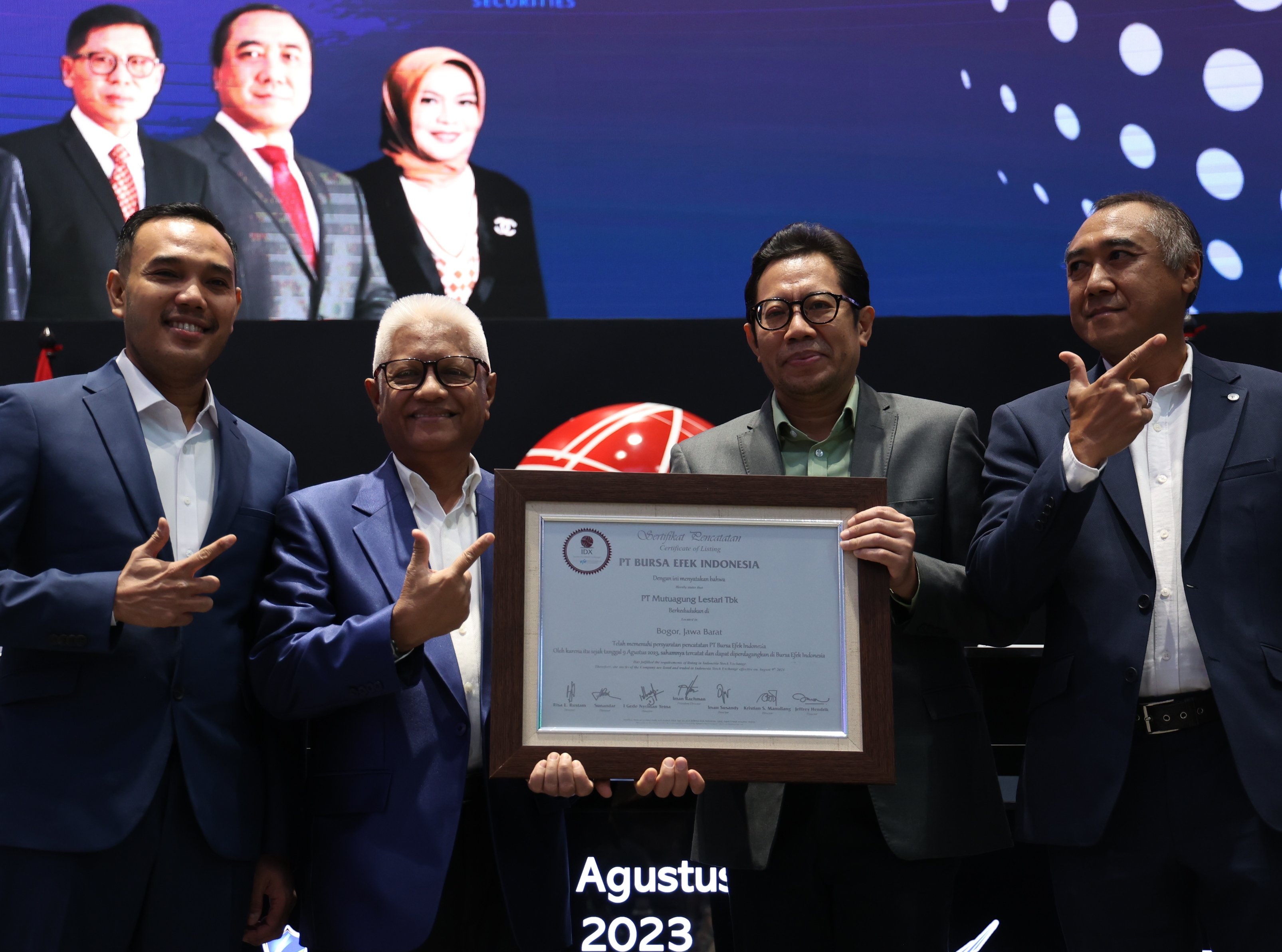 Pengurus Mutuagung menerima sertifikat Initial Public Offering dari Bursa Efek Indonesia. FOTO - ISTIMEWA Cum Date 11 Juni, Mutuagung (MUTU) Tebar Dividen Rp2,3 per LembarĀ