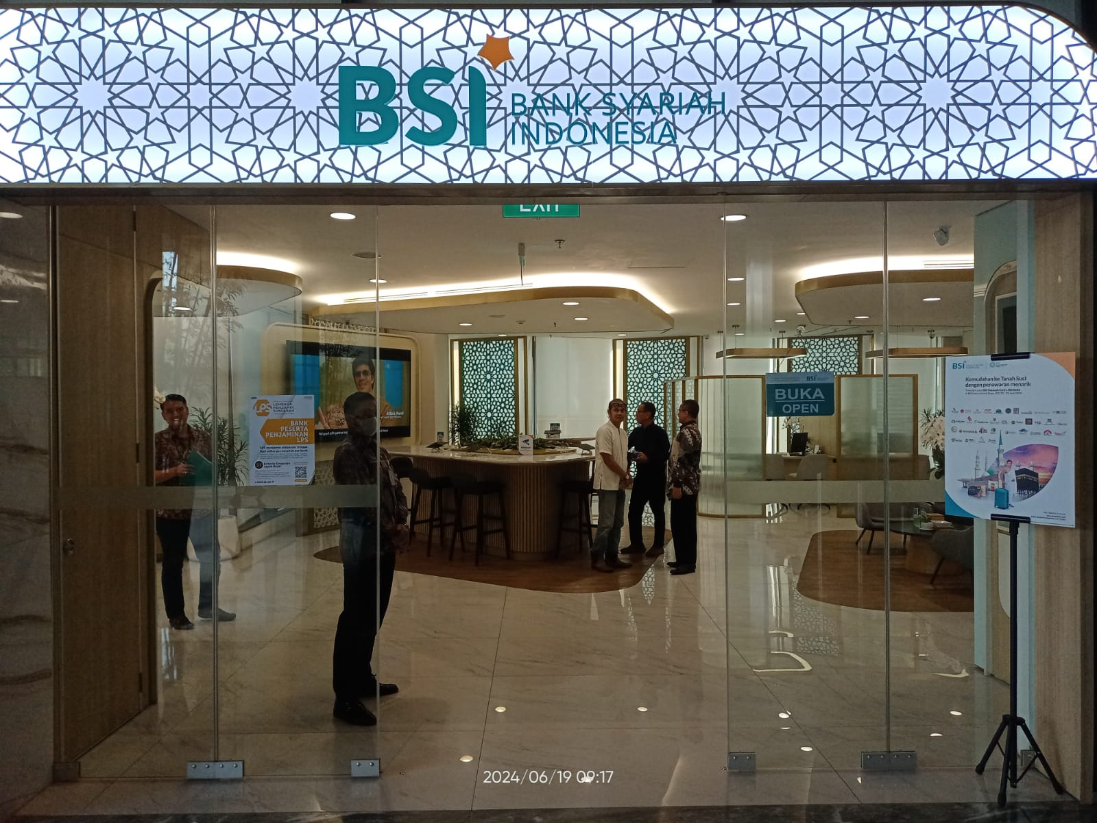 Sejumlah petugas tampak siaga untuk melayani nasabah BSI. FOTO - ISTIMEWA BSI (BRIS) Jajakan Sukuk Mudharabah Rp5 Triliun, Telisik Detailnya