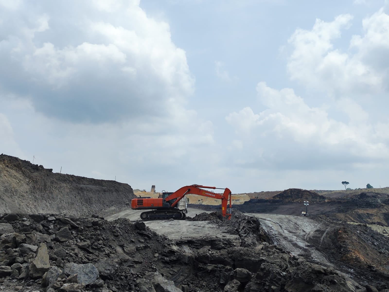 Sebuah alat berat tengah beraksi di area pertambangan Daaz Bara Lestari. FOTO - ISTIMEWA Cair 3 Juli, Daaz Bara (DAAZ) Bagi Dividen Rp249,62 Miliar