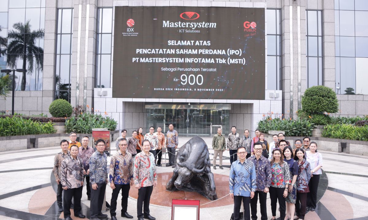 Pengurus Mastersystem berfose di depan patung Banteng Wulung di area Bursa Efek Indonesia. FOTO - ISTIMEWA Mastersystem (MSTI) Gelontor Dividen Rp370,45 M, Catat Jadwalnya