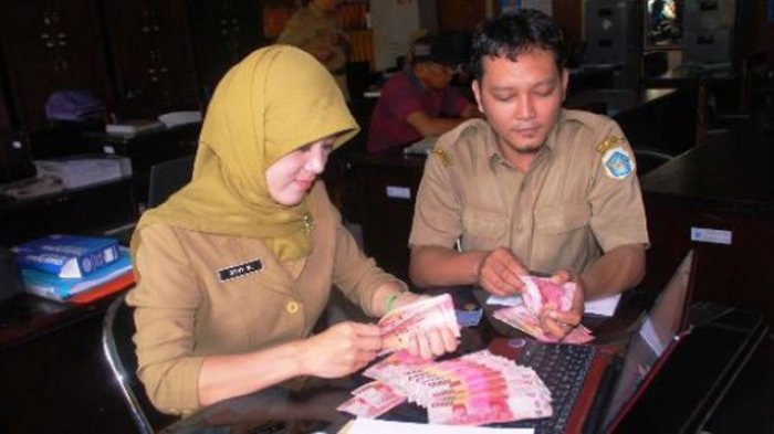Pemerintah Senin (2/6) mulai menyalurkan gaji ke-13 kepada seluruh aparatur negara, baik di pusat maupun daerah. Gaji ke-13 Mulai Disalurkan, Diharapkan Dongkrak Daya Beli
