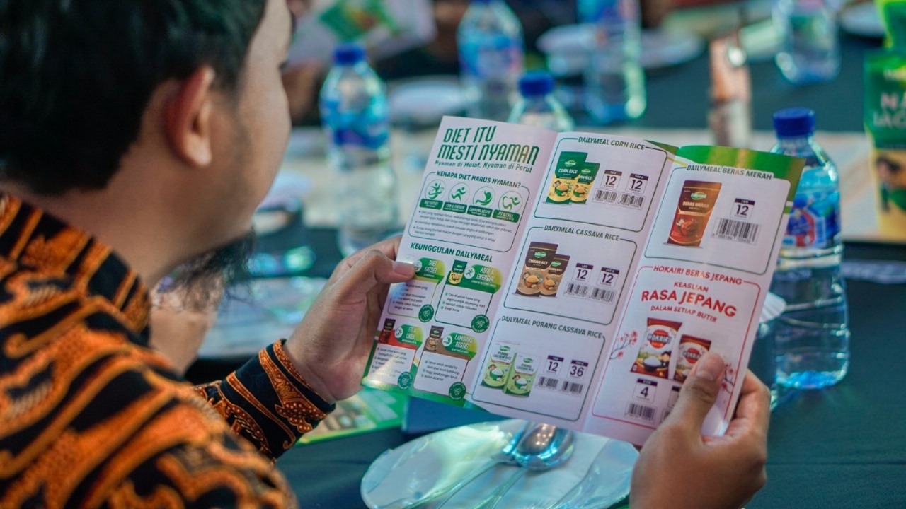 Seseorang memeriksa promosi produk perseroan. FOTO - ISTIMEWA Genjot Penjualan, HOKI Lakukan Tindakan Berikut